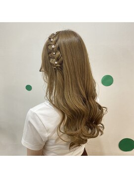 ヘアーアンドメイクアップモパ 編み込みアレンジ