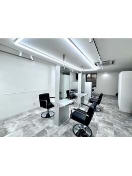 ハイセンスな店内は席同士が離れているのでゆったりお過ごしいただけます♪