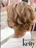 ケイティ(Keity) コテ巻きウェーブのシニヨン【ＴＥＬ予約でお得】¥2300→¥2100