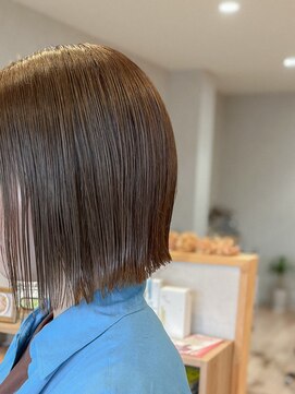 エホン(ehon) 軽さとお手入れのしやすさを極めたきりっぱボブスタイル