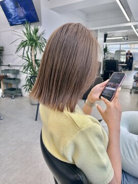 ヒビヲ(HIBIO) ショートボブ切りっぱなしボブタッセルボブベージュカラー横浜