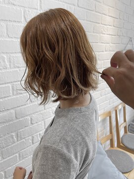 デイジー インデックスヘア 大島店(DAISY index hair) 外国人風切りっぱなしハイトーンミニボブ プラチナベージュ