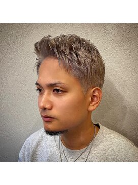 ビンゴ(BINGO) 1019プラチナグレージュハイトーンカラーモテ髪刈り上げショート