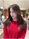 筋感のある細めハイライト外国人風オフィスで浮かないハイライト