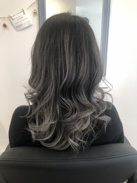 シェリーナ(cherina) ゆるふわ透明感グレージュグラデーション