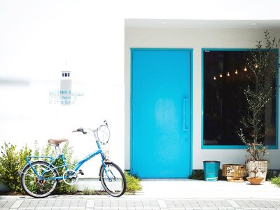 可愛い青い扉が特徴のサロン