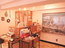 店内に本物の油絵を飾ってます。様々な美をお楽しみください。