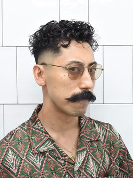 メリケンバーバーショップ コウベ(MERICAN BARBERSHOP KOBE) スキンフェードビジネスサイドパート73カーリーパーマ