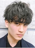メンズツーブロック黒髪無造作パーマショートマッシュ