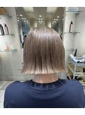 洋服にも合わせやすいミルクティーカラー