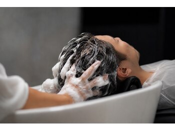 Men’s Grandir豊中　パーマ/ブリーチ/ヘッドスパ/縮毛矯正【メンズグランディール】の写真/【癒やしのクイックスパ】日々の疲れをリフレッシュ！頭皮環境を整えて健康的な髪へ導く極上スパ体験◎