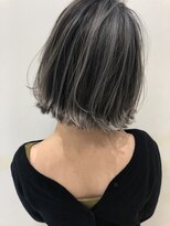 トルネード(TORNADO)&nbsp;外国人風ボブ ハイライトバレイヤージュ グレージュ　外ハネ