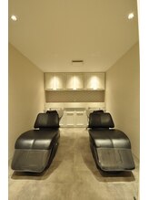 『リラックスできるフルフラットのシャンプー台を完備♪』