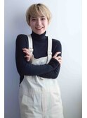 大人可愛いハイトーンブリーチカラー耳掛け小顔マッシュショート