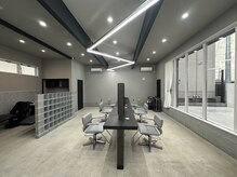 グレーを基調としたスタイリッシュで明るい開放感のある店内でお出迎え