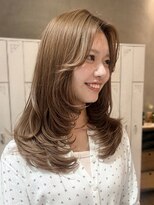 アトロ(Atoro)&nbsp;小顔見え！人気のくびれレイヤーカット×ベージュカラー