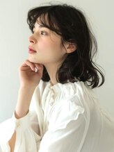 ガーディナ(Gardina) ゆるふわ巻き　カールヘア　グレージュ　ミディアム　20代30代