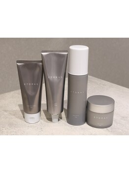 背伸びしない大人のカジュアル。シンプルな中に個性を感じる、清潔感と余裕のあるスタイルを提案します。