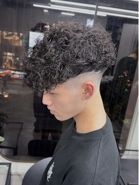 ニコ トウキョウ ロジック(nico TOKYO Logic) スペインカールホワイトメッシュフェードメンズ髪型