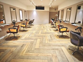 フラッシュ 高蔵寺店の写真/オシャレな作りの広々空間が魅力◎髪も心もリフレッシュして、癒しのサロンタイムをお過ごしください♪