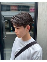 シーンバイラッド ヘルム(SCENE by RAD helm) 清潔感際立つビジネス好印象センターパートメンズカット艶感