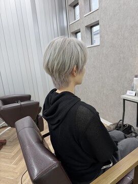 イッキ(IKKI) ホワイトグレージュブロンド