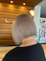 ビーグレイス シモエド店&nbsp;ぱつっと丸みボブ×20代シルバーアッシュカラー