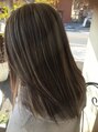 アルマヘア(Alma hair) 全体的に細めのハイライトにアッシュ系カラーをのせてます。