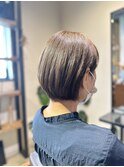 耳掛けショート×シルキーベージュ髪質改善ミルクティーアッシュ