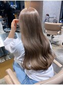 顔周りレイヤーロングヘアミルクティーベージュブラウンカラー