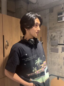キュー(Cue_) メンズセンターパートニュアンス骨格矯正カット