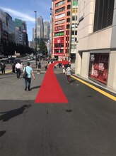 緩い坂道をおりていくと、横断歩道が見えて参ります★