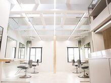 ロマリア 青山 南青山(Lomalia)の雰囲気（明るく開放感のある２階[青山/表参道/白髪染め/白髪ぼかし]）