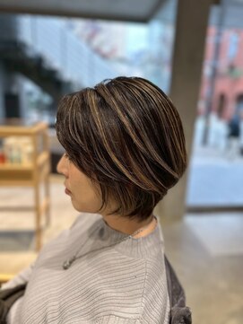 ニーイチイチ(211) ハイライトカラー/白髪ぼかし/前下がりショート/似合わせカット