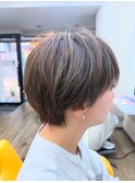 ショートに映える白髪ぼかしハイライト