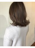 ミルクブラウン艶カラー×ふんわり外ハネミディ