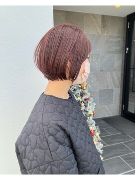 メゾン アヴァロ(Maison Avallo) ディープピンクのショートボブ