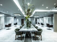 ベルビー(Belle Vie)の雰囲気（白を基調とし緑もある落ち着いた雰囲気の店内 [白髪染め/カラー]）