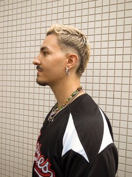 イントロバイフィーネ 渋谷(INTRO . by Fi-Ne) テーパーフェードカット/ハイブリーチブランド