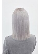 ロサ ファイブヘアー(Rosa..5Hair)&nbsp;ホワイトシルバー×切りっぱなしボブ