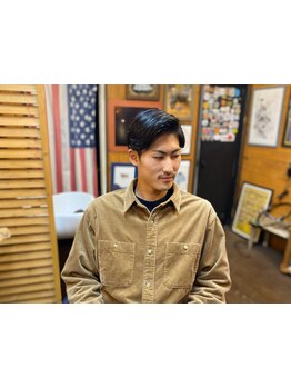 巧みなカット技術とスタイル提案でカッコよさの中にも遊び心を。バシッとキマる再現性の高いヘアを実現。