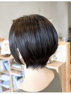 エホン(ehon) 横からもシルエットを長くキレイに魅せるくびれショートボブ