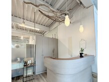 ヘアーズルーム ココ(koco.)の雰囲気（ナチュラルで落ち着いた店内）