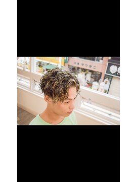 ワールドシップコウベ(WORLD SHIP KOBE) センター分けメッシュパーマ