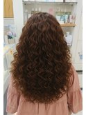 頭頂部ふんわり感を出すオシャレなツイストパーマ