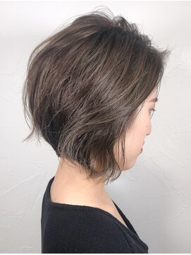 ウィロー(WILLOW) 【WILLOW】ニュアンスカールをつけた前下がりボブ（井下貴史）