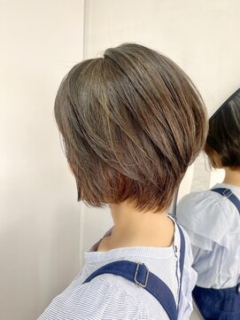 ルーファス メグロ(Ruufus Meguro) 白髪ぼかし×ひし形小顔×30代40代50代×ショートボブ202405