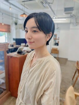 髪と自然 センターパートのハンサムショート