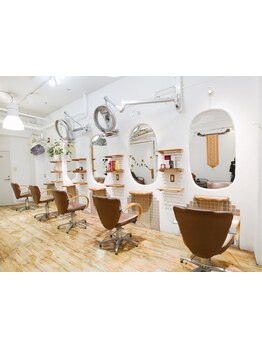 駅チカで通いやすく、入りやすい雰囲気の路面店♪地域密着店ならではの居心地の良さも◎