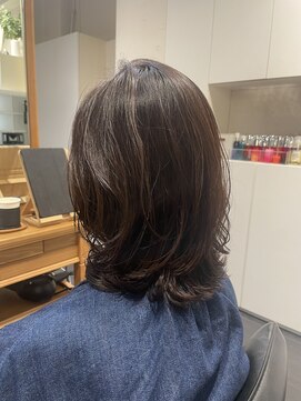 大人可愛い(40代)手ぐし仕上げの柔らかパーマ　夏目